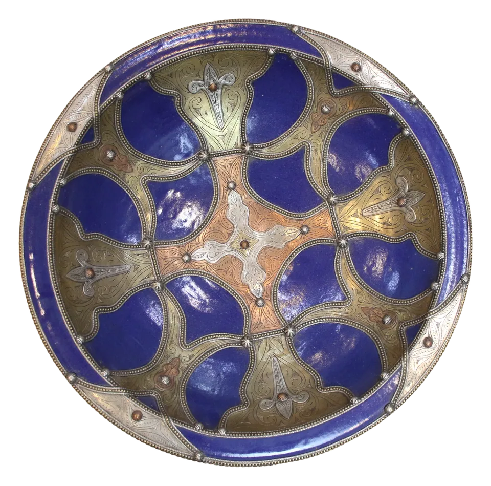 Plat serti — Cobalt & laiton